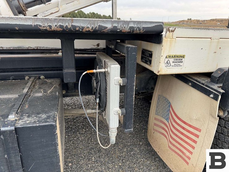 2013-peterbilt-348-image-21