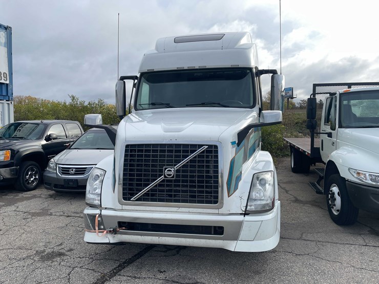 #1372-•-2014-volvo-sleeper-semi-(has-wi-title)-(of)-image-2