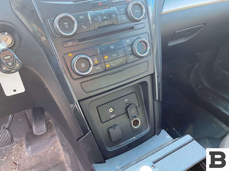 2016-ford-explorer-image-26