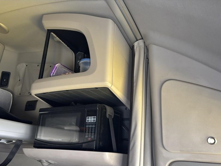 2023-peterbilt-579-image-63