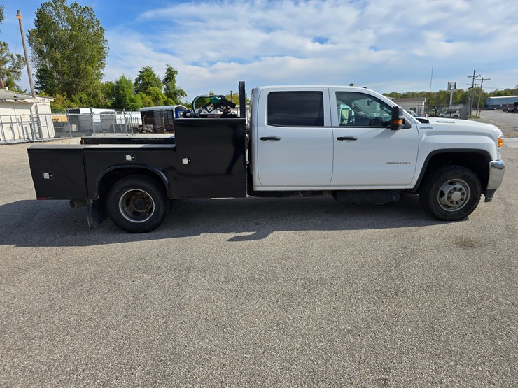 2017-gmc-sierra-3500-image-26