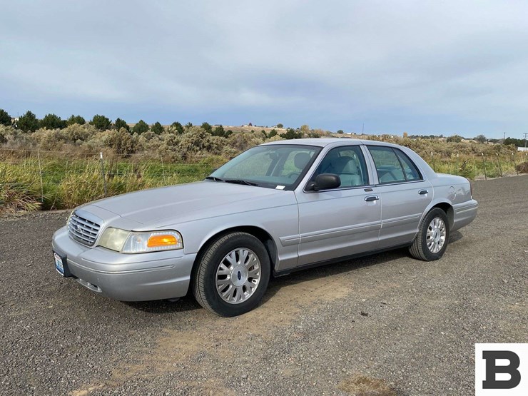 2005-ford-crown-victoria-sedan-image-1