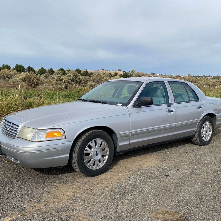 2005 Ford Crown Victoria Sedan