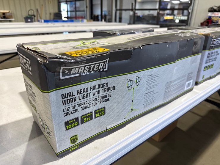 #28396-•-lot-of-master-electrician-halogen-work-lights-&-tripod-image-1