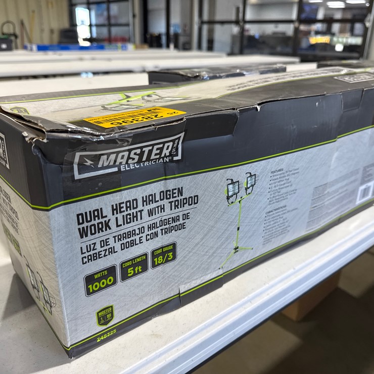 #28396 • Lot of Master Electrician Halogen Work Lights & Tripod