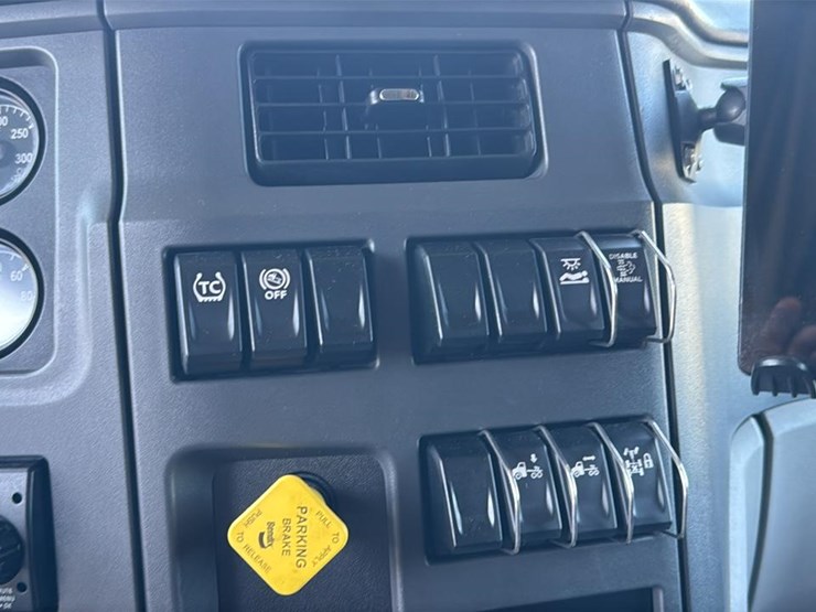 2023-peterbilt-579-image-49