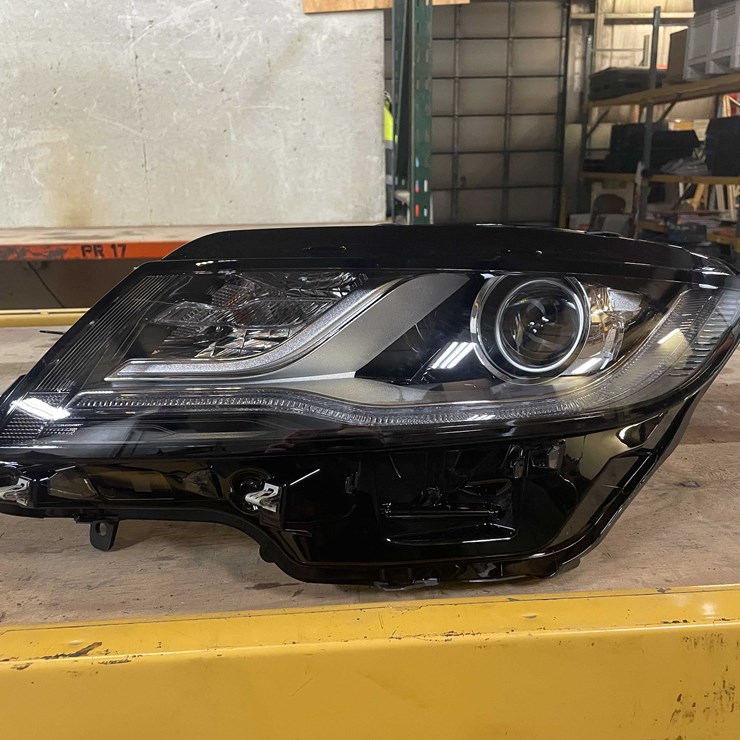 #8606 • Lincoln SUV Headlights (PR12)