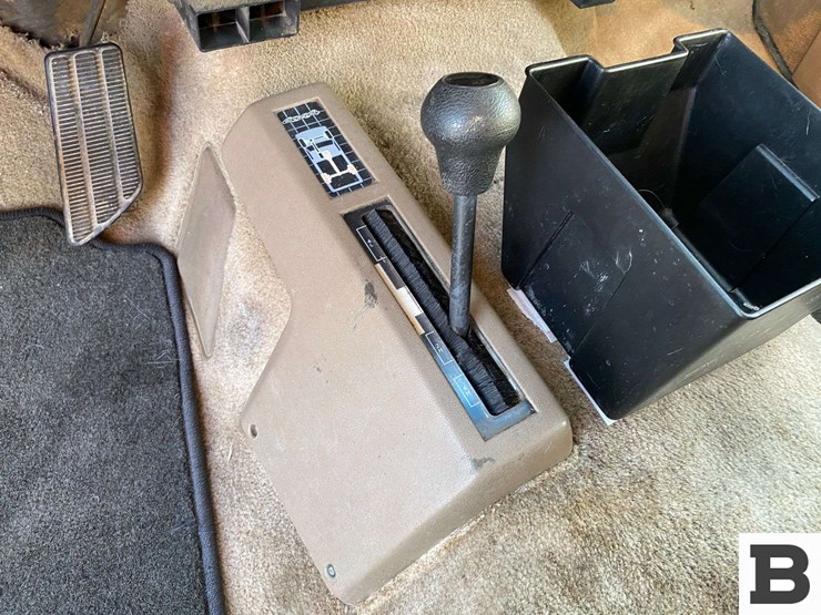 1993-gmc-suburban-image-28