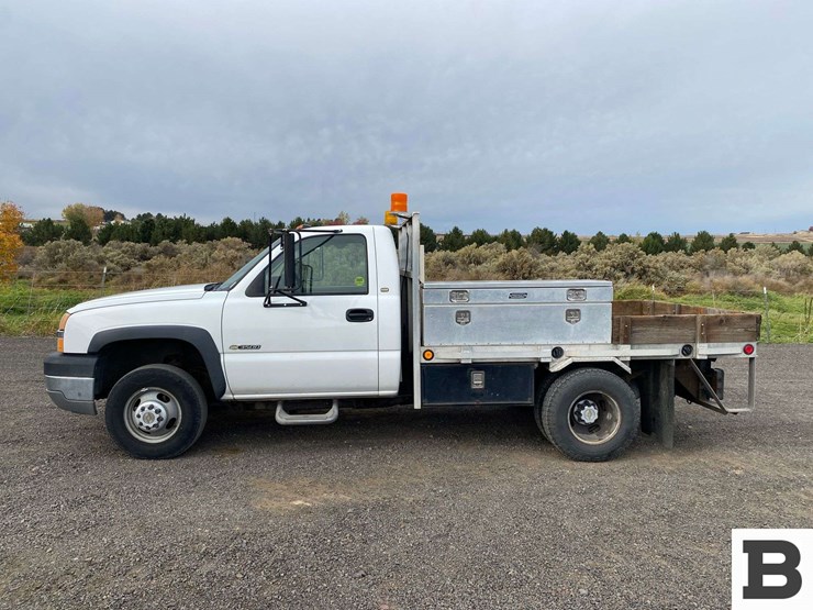 2004-chevrolet-silverado-3500-image-2