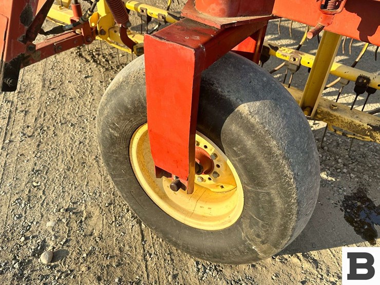 new-holland-216-image-18