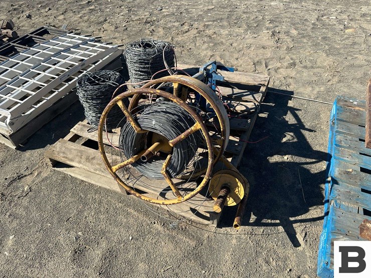 wire-fence-roller,-barb-wire-image-2
