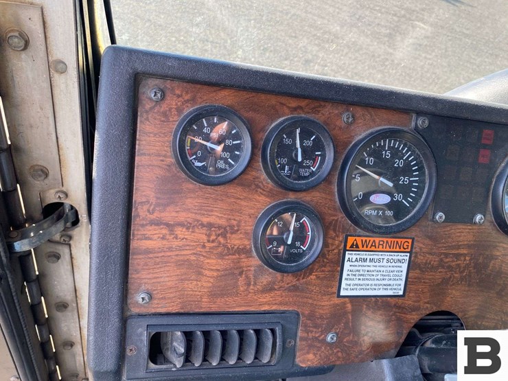 2006-peterbilt-320-image-54