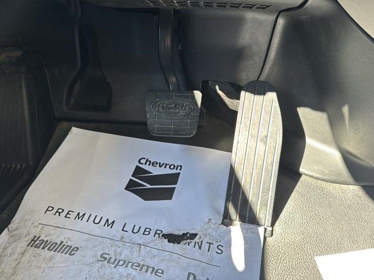 2023-peterbilt-579-image-55