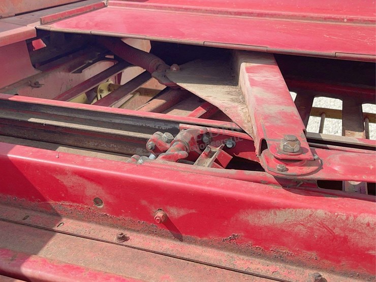 new-holland-275-image-28