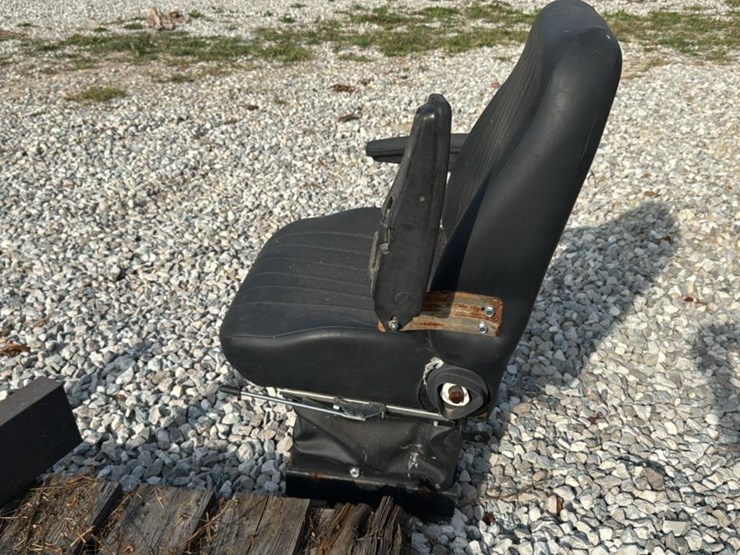 #4708-•-cab-operator-seat-image-5