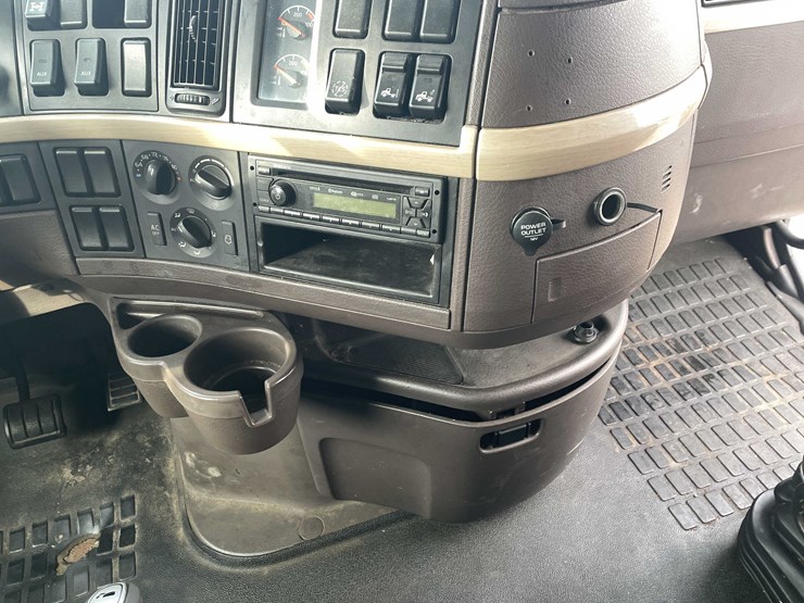 #1372-•-2014-volvo-sleeper-semi-(has-wi-title)-(of)-image-62