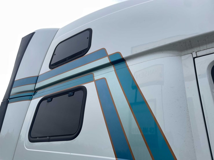 #1372-•-2014-volvo-sleeper-semi-(has-wi-title)-(of)-image-24