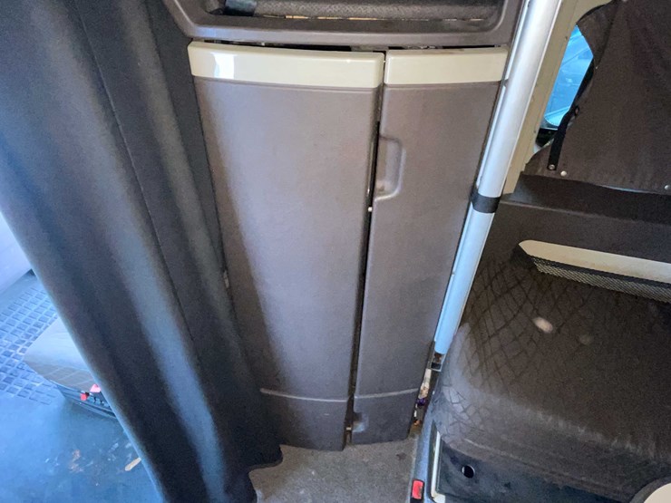 #1372-•-2014-volvo-sleeper-semi-(has-wi-title)-(of)-image-74