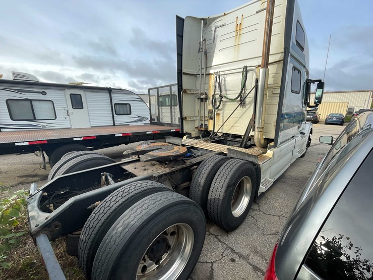 #1372-•-2014-volvo-sleeper-semi-(has-wi-title)-(of)-image-5