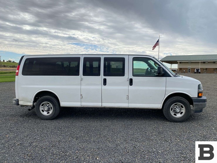 2017-chevrolet-express-3500-image-6