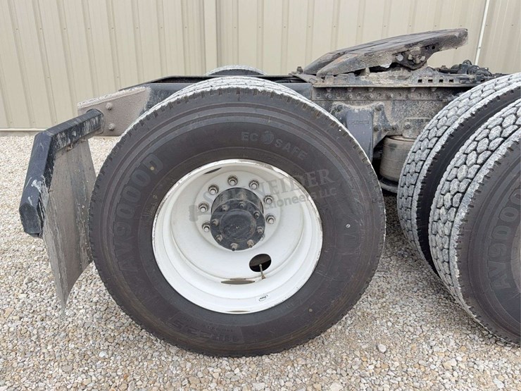 2012-freightliner-cascadia-113-image-31