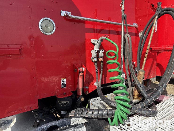 2011-peterbilt-388-image-17