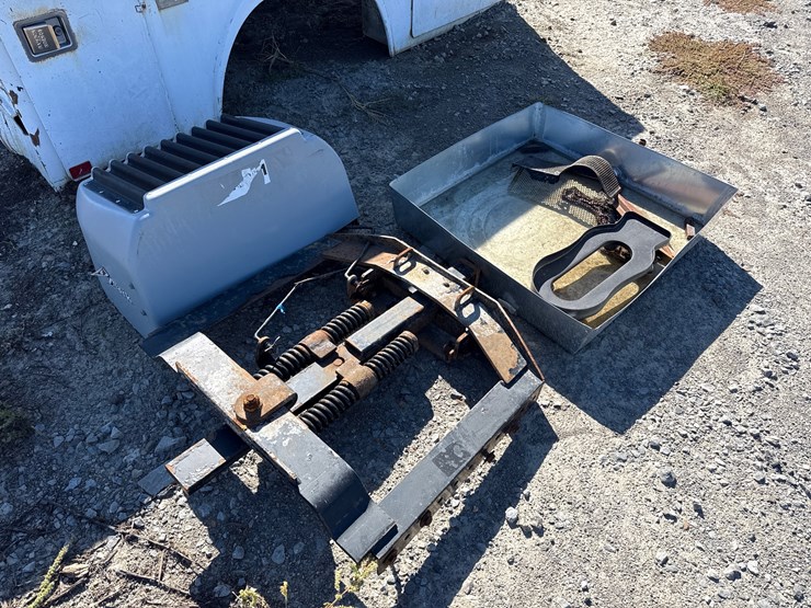 #27967-•-lot-of-chain,-receiver-hitch-&-miscellaneous-image-2