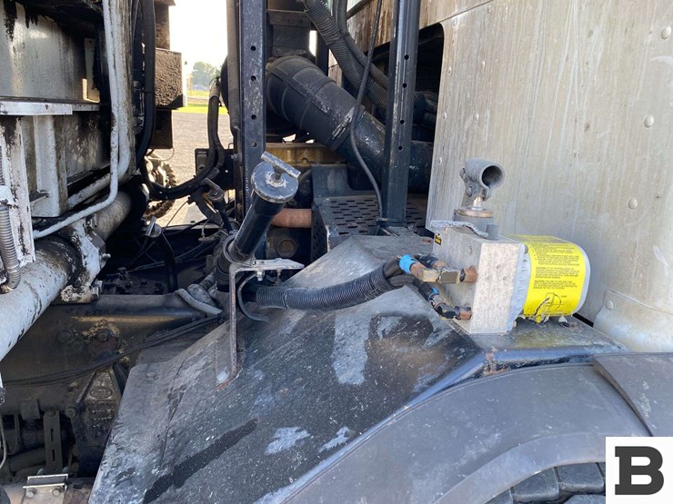 2006-peterbilt-320-image-37