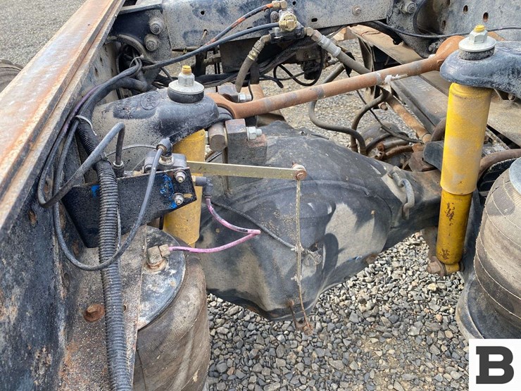 2003-peterbilt-330-image-19