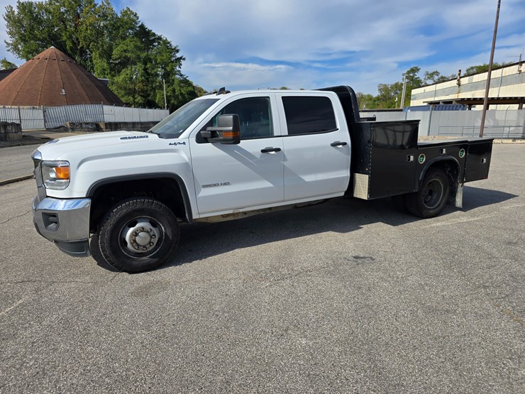 2017-gmc-sierra-3500-image-4