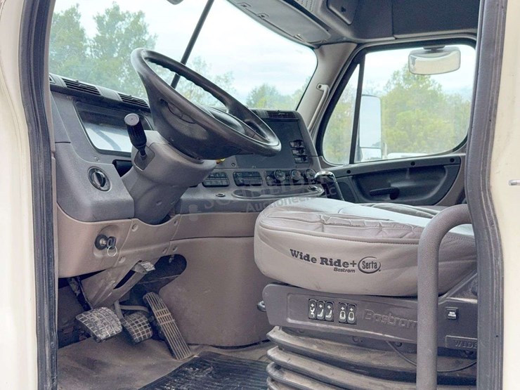 2012-freightliner-cascadia-113-image-66