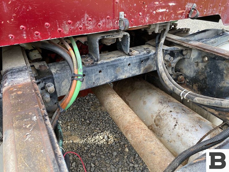 2003-peterbilt-330-image-14