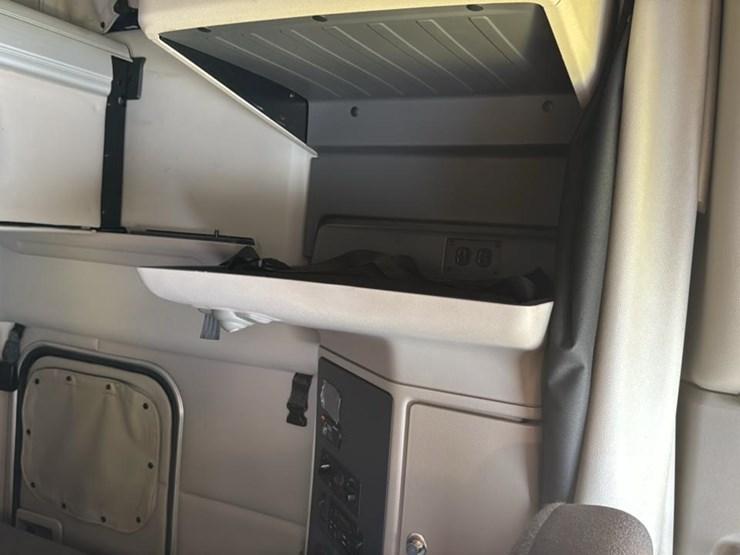 2023-peterbilt-579-image-53