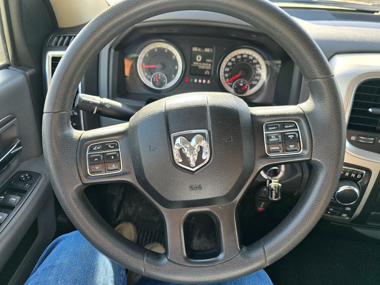 2020-ram-1500-classic-image-44