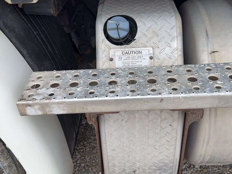 2012-freightliner-cascadia-113-image-98