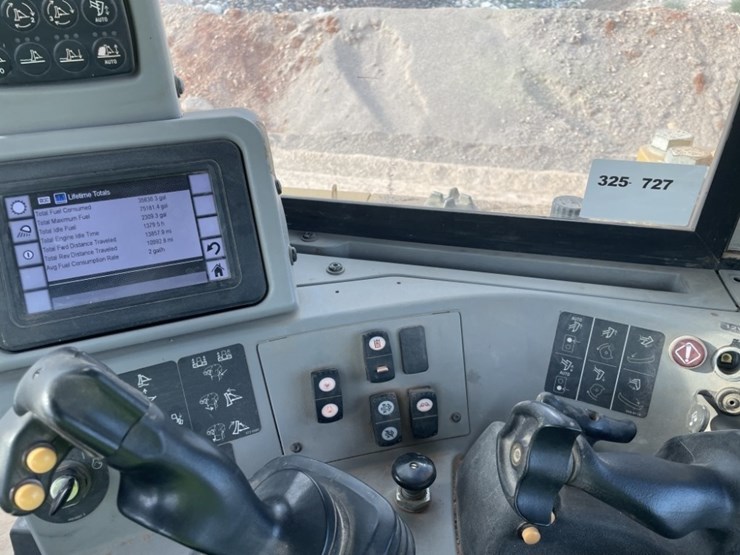 2017-caterpillar-d8t-image-49