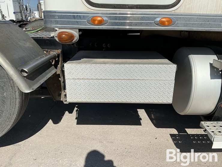 2016-freightliner-coronado-132-image-17