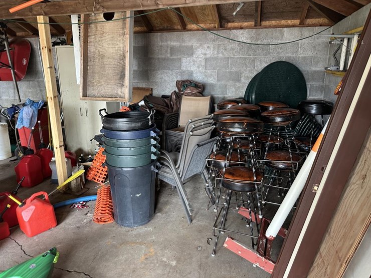 #100-•-waterfront-pub-with-4-bed/2-bath-apartment-image-124