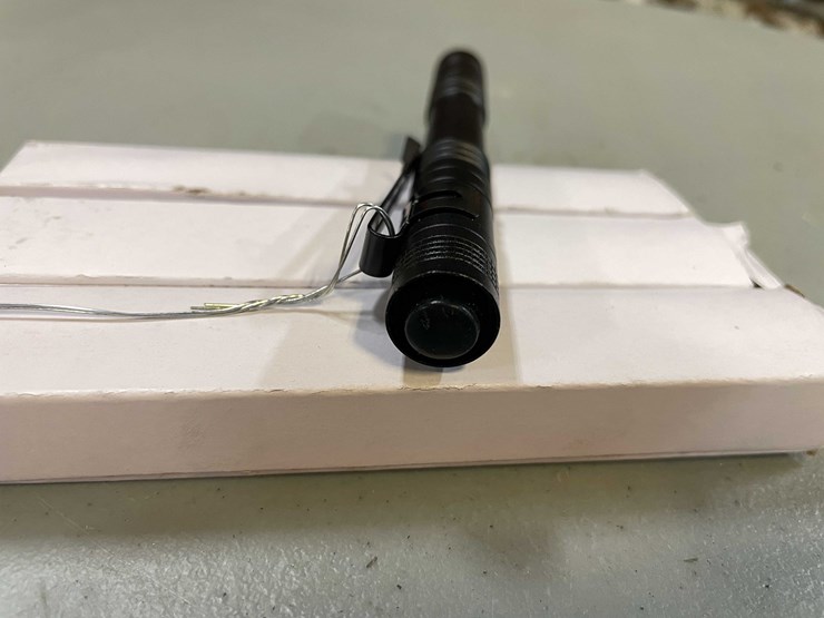 #8528-•-(4)-led-mechanic's-flashlights-(pr12)-image-3