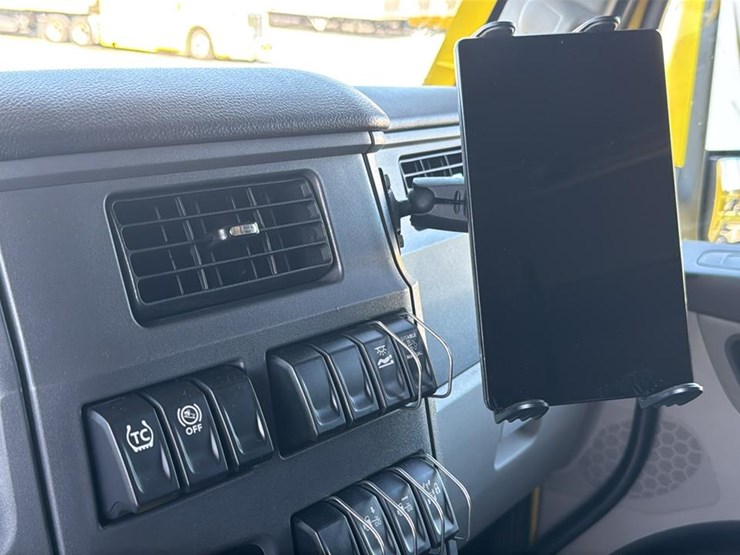 2023-peterbilt-579-image-50