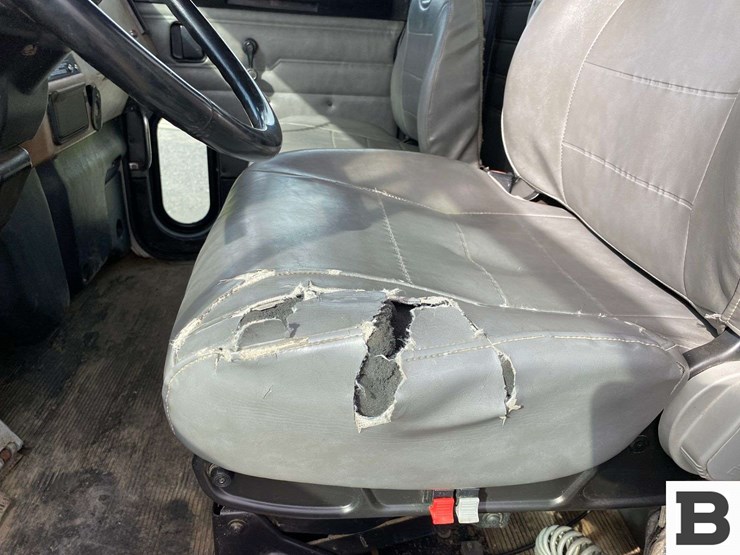 2003-peterbilt-330-image-41