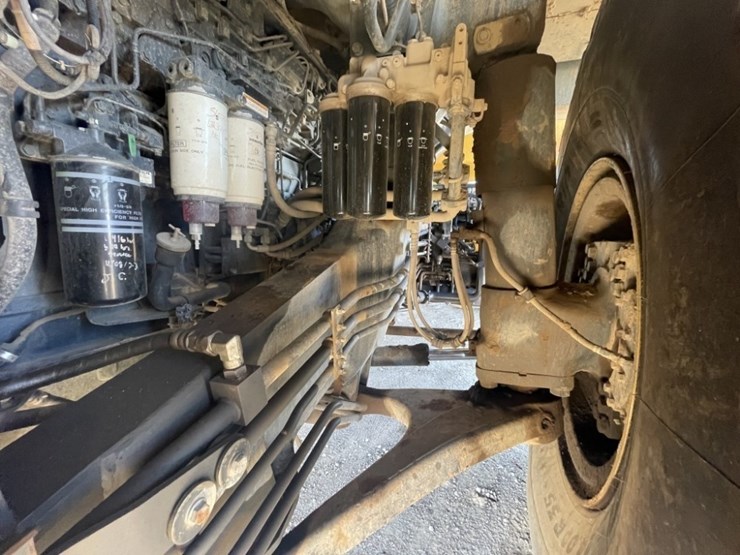 2015-komatsu-hd605-7e0-image-15