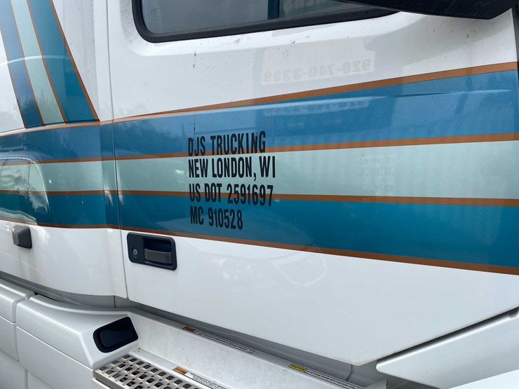 #1372-•-2014-volvo-sleeper-semi-(has-wi-title)-(of)-image-20