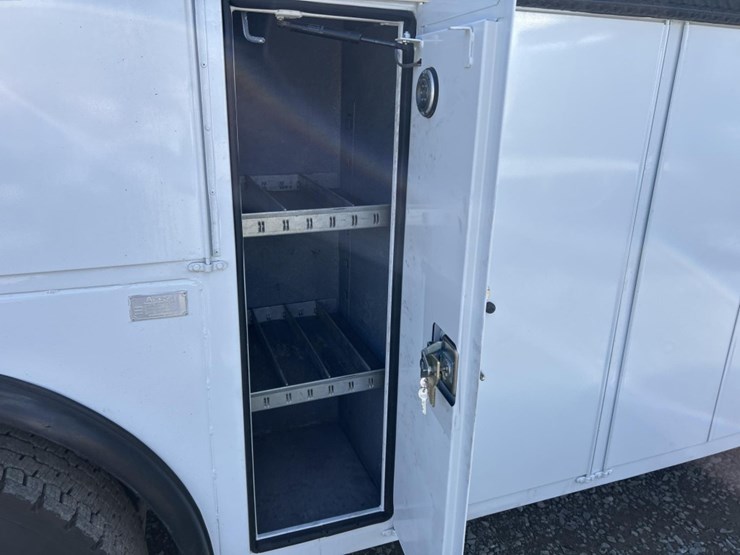 2017-peterbilt-337-image-26