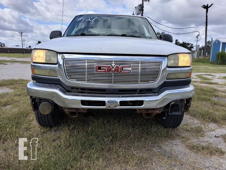 2006-gmc-sierra-2500hd-image-2