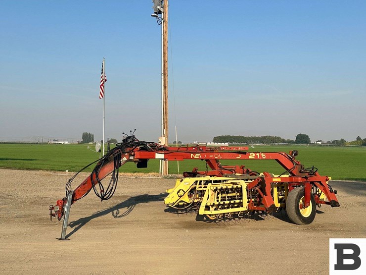 new-holland-216-image-1