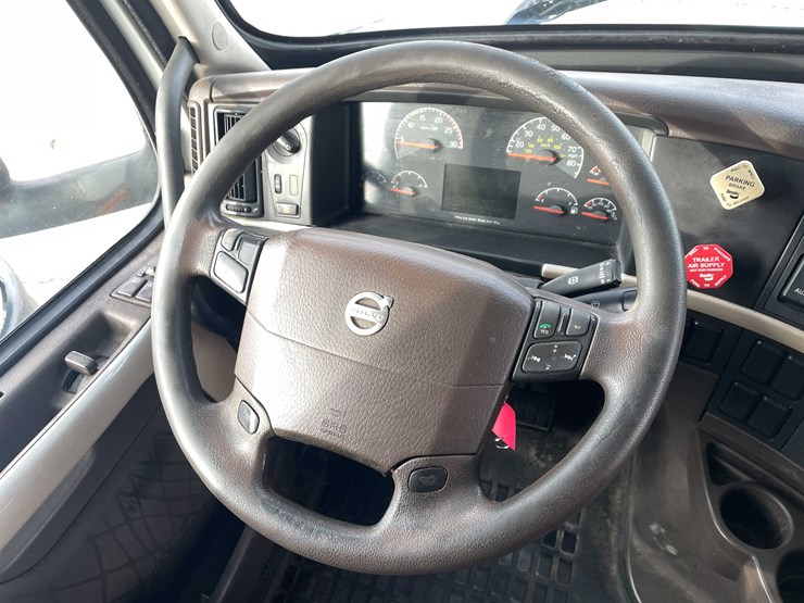 #1372-•-2014-volvo-sleeper-semi-(has-wi-title)-(of)-image-58