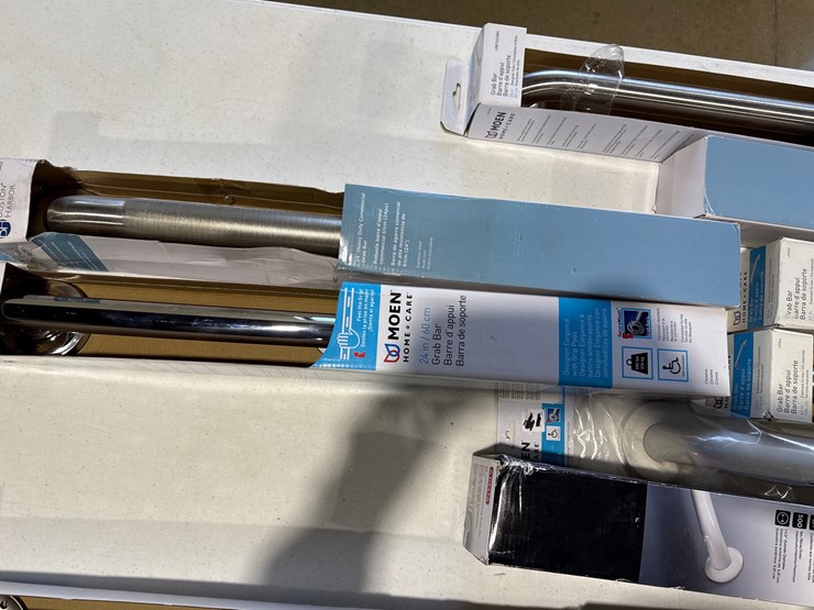 #28394-•-lot-of-various-sizes-of-grab-bars-image-10