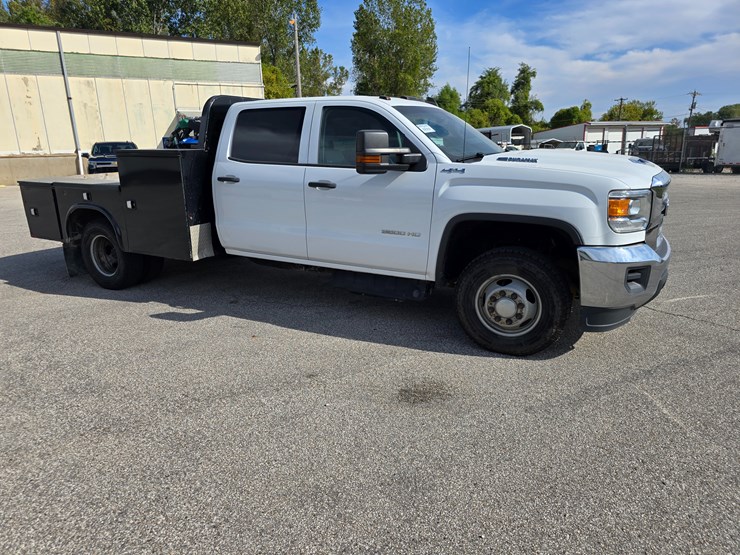 2017-gmc-sierra-3500-image-32