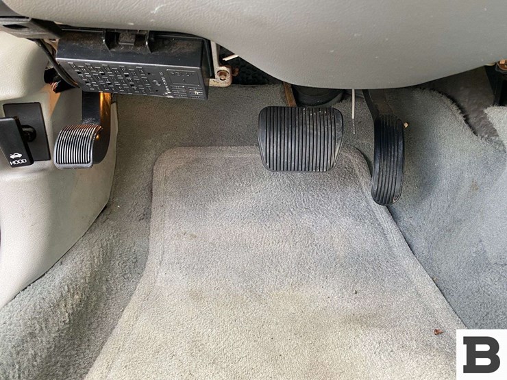 2005-ford-crown-victoria-sedan-image-17